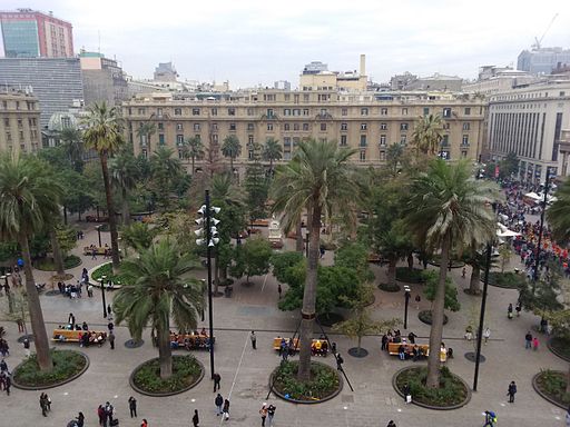 https://commons.wikimedia.org/wiki/File:Plaza_de_Armas_Santiago_de_Chile.JPG