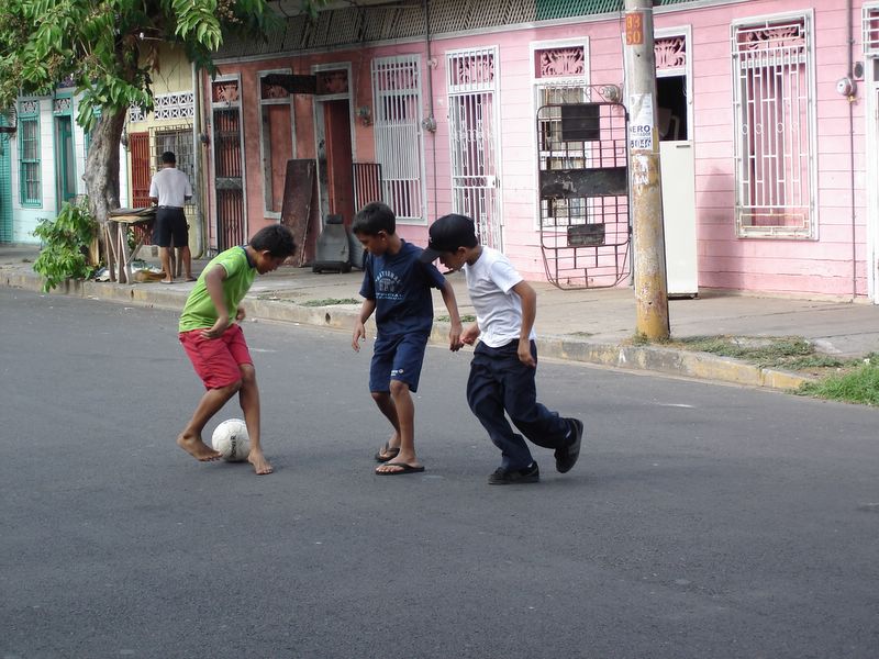 Niños jugando en una calle de Puntarenas, Nicaragua.