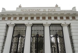 512px-Entrada_al_Cementerio_de_la_Recoleta